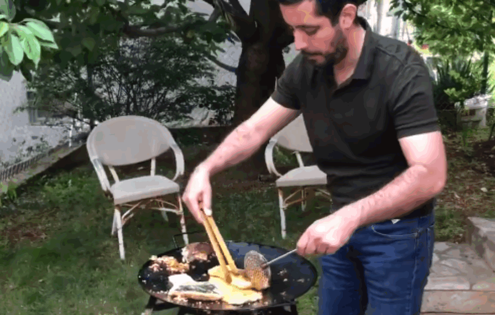 <span style='color:red;'><b>TOMA MONA</b></span> PRŽI RIBU NA TANJIRAČI! Ministar se latio KULINARSTVA, pljušte komentari: 'JEDETE NA SOPSTVENU ODGOVORNOST'! (VIDEO) 